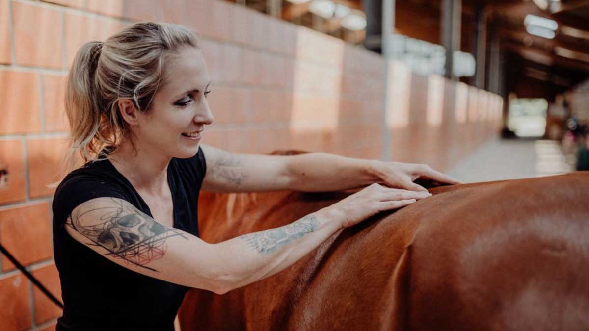 Julia Greb von ANIVET bietet eine Pferdeosteopathie-Ausbildung an